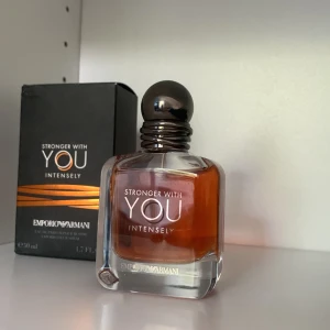 Stronger with you intensely - Stronger with you intelsely från emporio Armani. Är en söt kanel och vaniljdoft som passar bra till de kyligare dagarna speciellt på vintern. Har använt den ungefär 5 ml så typ 45ml kvar