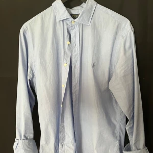 Polo ralph lauren skjorta - 9/10 i skick, storlek L, riktikgt fin passform, ljusblå och knapt aldrig använd.