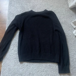 svart stickad tröja - säljer nu denna superfina tröjan från lager 157 i storlek S 🤗