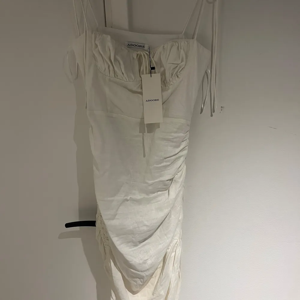 Jättefin helt ny adoore klänning som inte längre går att få tag på, sitter jättefint på och är en perfekt studentklänning!❤️ Kunde inte ha den så det är därför den säljs till ett extremt bra pris, nypris över 1000kr❤️. Mekot.