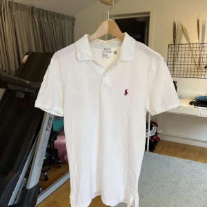 Ralph Lauren Pikee - Hej, jag är intresserad att sälja min fina Ralph Lauren Pikee. Skicket på produkten är mycket bra, använd fåtal gånger. Nypris: 1495kr, hör av er vid funderingar!