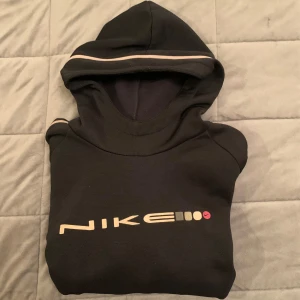 Vintage Nike hoodie - Cool vintage Nike hoodie Storlek M (fits S) Skick 7/10