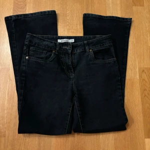 Mörkblå low-waisted jeans - Supersnygga mörkblå low waisted jeans som jag säljer då dom är lite för korta på mig som är 169…🥲 Kan absolut skicka lite mer bilder och mått privat❤️