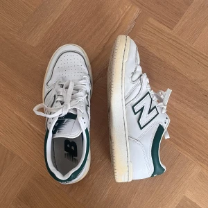 New balance 480  - Sneakers från New Balance i modellen 480. Storlek 38,5. Använda ganska mycket så lite slitna. Sulan har blivit lite gul (se sista bild) och dom har lite slitningar som syns på bilderna. Annars i bra skick!