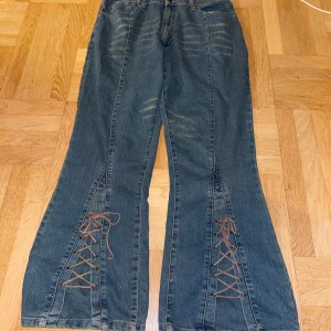 Rare bootcut jeans  - Fett rare bootcut jeans med snören på benen 🙏🏻😟(30 cm benöppning🚨🚨)storlek är oklart men borde vara typ w32) lite slitna längst ner 