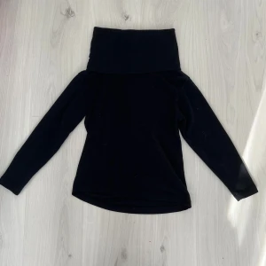 Off shoulder tröja - Fint skick ! Tar inte bilder med tröjan på