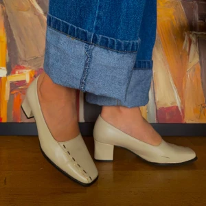 Beige pumps från Bonetti - Säljer ett par eleganta beige pumps från Bonetti. Skorna har en låg klack och en fyrkantig tå, vilket ger dem en klassisk look. Perfekta för både vardag och fest!
