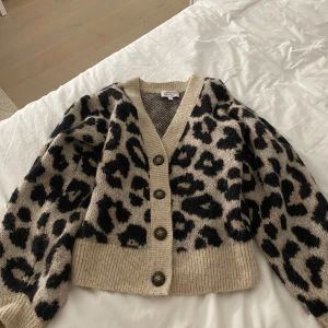 Stickad kofta  - Såååå snygg kofta med puff ärm från & other stories som aldrig är använd. Köpt för 900❤️