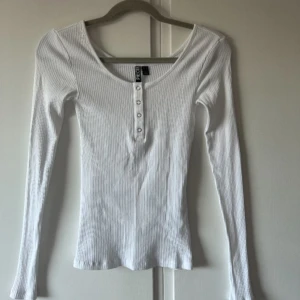 Långärmad tröja - Långärmad ribbad tröja i storlek S. Köpt på Zalando. Säljer pga kommer inte till användning. 