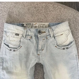 Liago jeans - Inga defekter, säljer då de inte passade. Strl XS-S. Midjemått 35cm innerbenslängd 80cm. Lånade bilder.