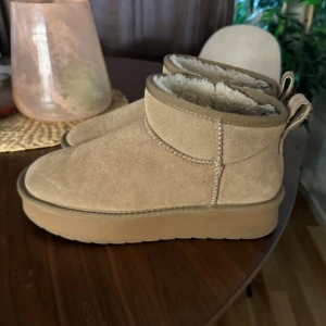 Uggs  - Köpta på din sko eller skopunkten minns inte, tror nypris var 500kr. Säljer för 150kr. Storlek 40