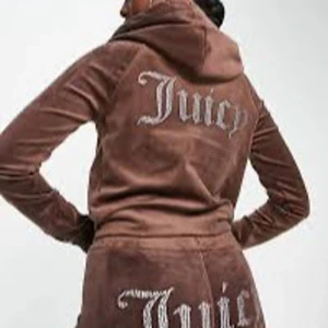 Juicy set - Hej, jag vill sälja min juicy set eftersom att den inte kommer till användning. Storleken är M men passar även S. Du får båda för 1400 men pris går att diskutera.