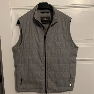 Oscar Jacobson väst - Riktigt snygg Oscar Jacobson väst i färgen grå. Använd men riktigt bra skick!! Storlek M  Nypris runt 2100 Mitt pris 1199 Går att diskutera vid snabb affär