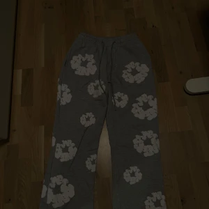 Denim tears byxor  - Helt nya oanvända storlek m vid snabb affär kan pris diskuteras.