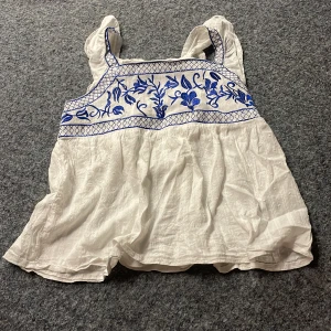 Vit tröja men mörkblått mönster - Bra skick!  Väldigt skön och fin.  Typ inga noppror.