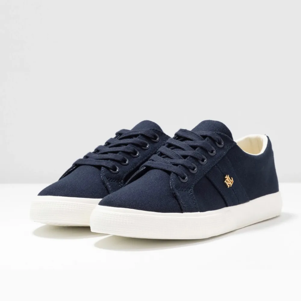 Hej! 💞Jag säljer dessa supersnygga flat sneakers från ralph lauren. De är fortfarande i superbra skick, köptes för ca 3 månader sedan. Färgen är navy!  Nypris: 899kr Mitt pris: 500kr  Skriv gärna för bilder/info!   Pris kan diskuteras. . Skor.