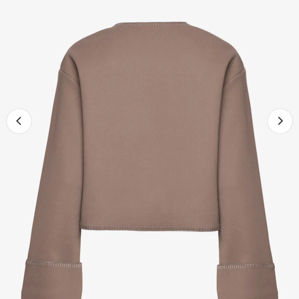 Säljer en superfin beige jacka från Gina. Den har en stilren design med långa ärmar och en unik omlottstängning framtill. Jackan är i nyskick och har en normal passform. Materialet känns mjukt och bekvämt. Helt oanvänd och pris kan diskuteras . Jackor.