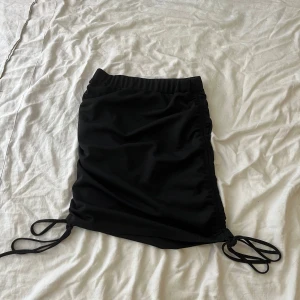 Svart kjol - En svart justerbar kjol som du kan välja längden på