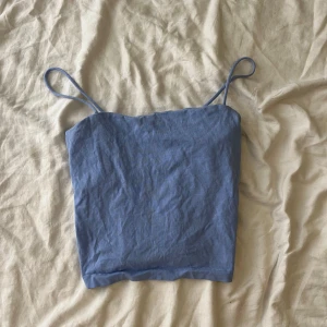 Blått linne  - Ett blått linne med dubbelt tyg vid brösten så den supportar bra och är inte genomskinlig 