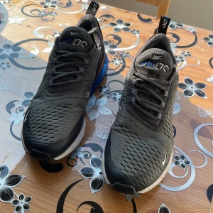 270 - Storlek 42 skick 7/10 