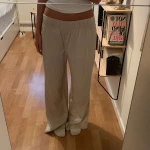 Beige byxor från H&M - Säljer ett par superbekväma beige byxor från H&M. De har medelhög midja, men jag brukar ha de lågmidjat. Lös passform. 