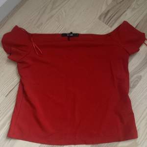 Röd off shoulder t-shirt från bikbok! Haft på några ett par gånger fast sällan, rekommenderar starkt till fester denna med en svart kjol passar jätte bra! Pris kan diskuteras☺️