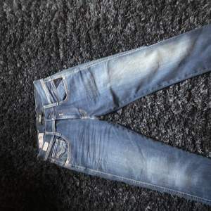 Säljer mina replay ambass jeans pga att jag aldrig använt dom. Måttet är 28 waist och 30 length. De är helt oanvända och priset online ligger på ca 1600kr 