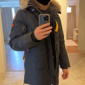 Parajumpers kodiak  - Storlek S Köpt på Johnells Riktigt bra skick inga skador och allmänt fräsch Använd sällan och varsamt Annan mörkare patch och extra knappar följer med Äkta päls