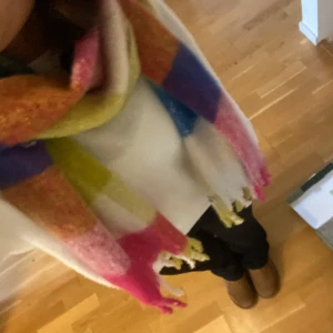 Färgglada stickad halsduk  - Säljer denna superfina, mjuka halsduk från ASOS. Halsduken är väldigt mjuk, skön och den kliar inte! Den är i nyskick och tyvärr aldrig använd då halsdukar inte riktigt är min grej. Skriv för fler bilder!💗