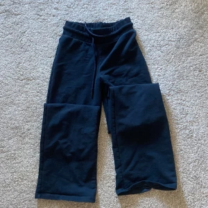 Mörkblå mjukisbyxor - Säljer ett par mörkblå mjukisbyxor i storlek XXS. De är superbekväma med en elastisk midja och dragsko för perfekt passform. Perfekta för en avslappnad dag hemma. Lite smått trampade men inget som syns