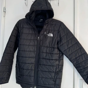 The north face jacka  - Säljer jackan i väldigt bra skick, passar perfekt till hösten. Storlek : Youth/ Junior L.