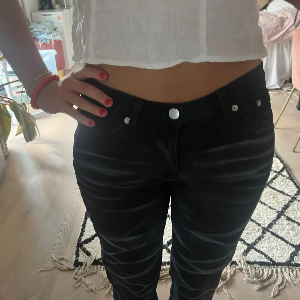 Snygga jeans från weekday med blekningsdetaljer längst benen. Midjemått: W26/27 Längd: L32/34 Skriv gärna privat vid frågor!💕. Jeans & Byxor.