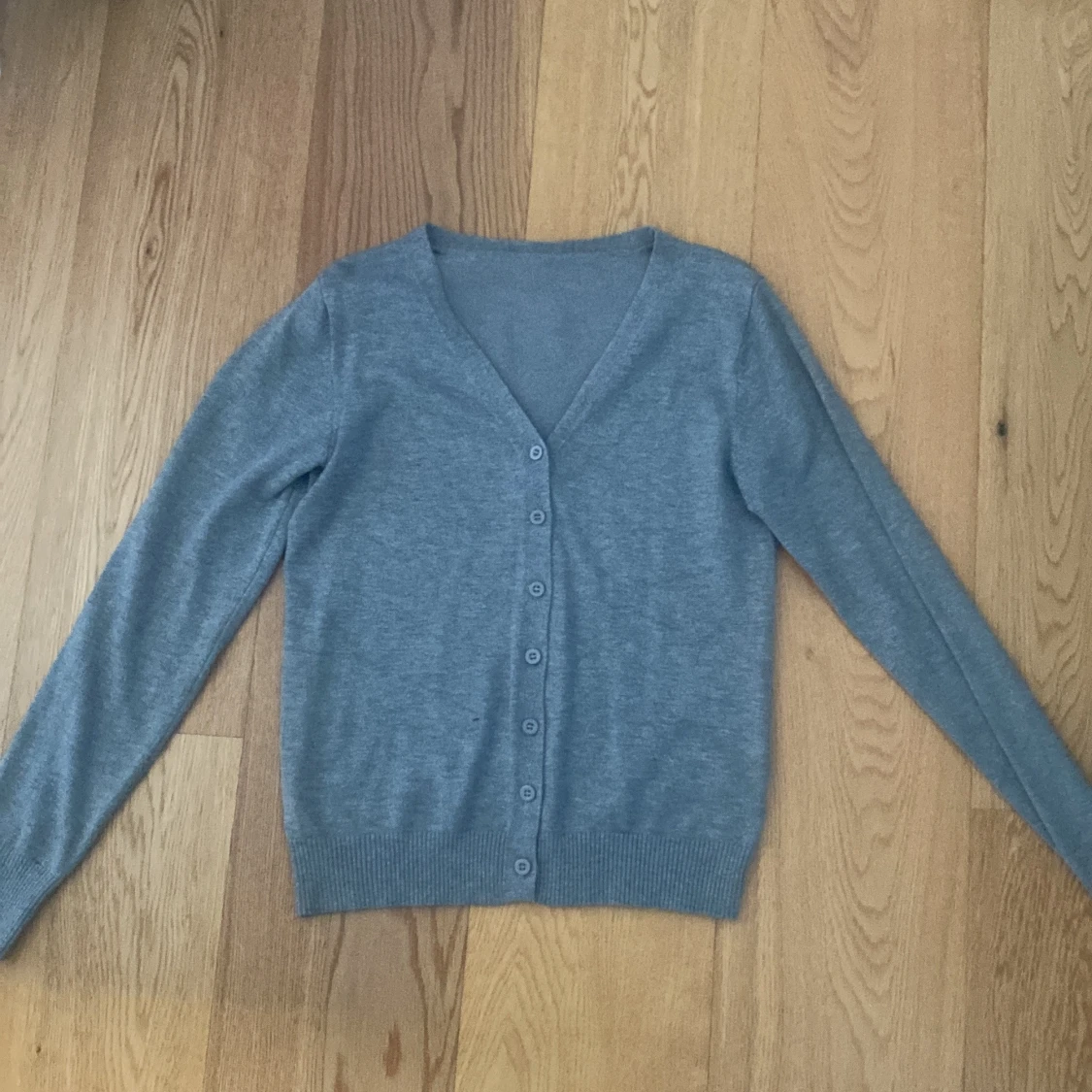 Grå kofta från Emery Rose