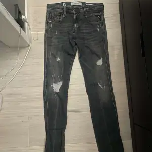 Säljer nu mina replay jeans då jag inte använder dom något nästan helt nya priset kan diskuteras 