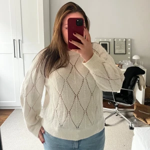 Stickad tröja - Gullig stickad tröja från & Other Stories i Alpacka ull.