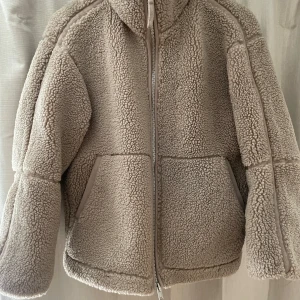 Teddy jacka hm  - Slutsåld teddyjacka från hm Strl 34