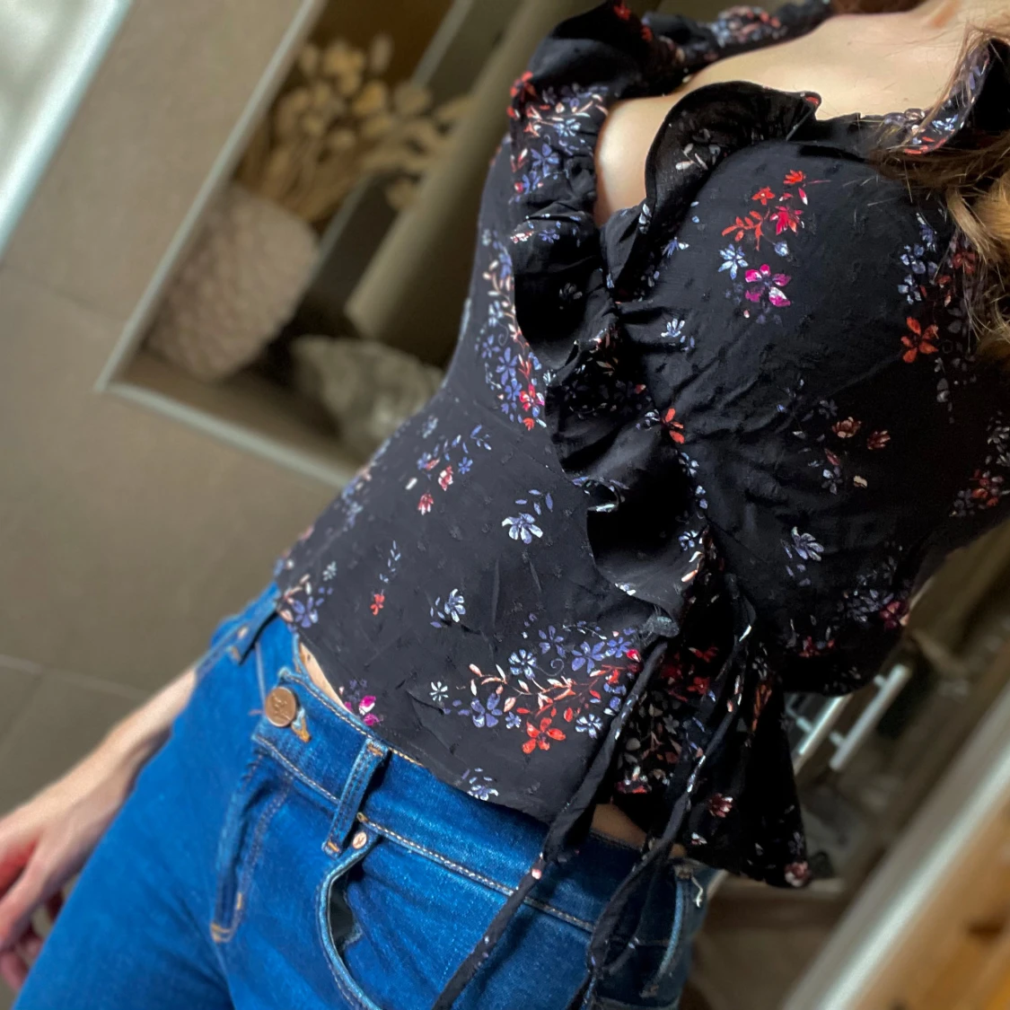 Svart blommig topp med volangdetaljer - 90