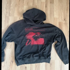 Deftones hoddie  - Säljer min deftones hoodie för den används inte längre. Skriv för fler bilder. 