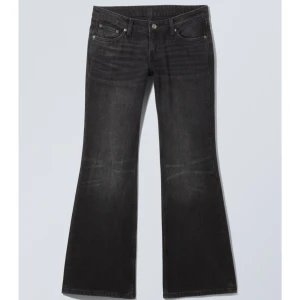 weekday nova jeans  - säljer dessa slutsålda jeansen från weekday då de inte passar mig 💘de är använda ett fåtal gånger, så i nyskick! storlek 27/32, nypris 590kr!! pris kan diskuteras