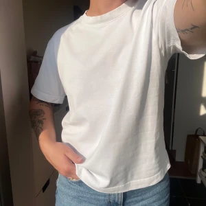 Basic Vit T-Shirt från Gina Tricot - Basically Basics t-shirt från Gina Tricot i storlek M. Jag själv är en S/M för referens 💫💛