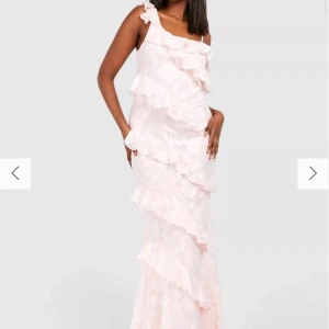 Klänning från asos  - INTRESSEKOLL på Slutsåld klänning från asos i storlek 36, helt oanvänd. Köptes för 995 kr perfekt till bröllop i eller bara utgång 