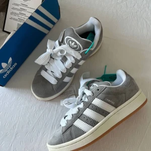 Adidas campus 00s - Jätte fina adidas campus, finns ingen skada då de bara är lite smutsiga men går att göra rent enkelt!!  (Lånade bilder!)