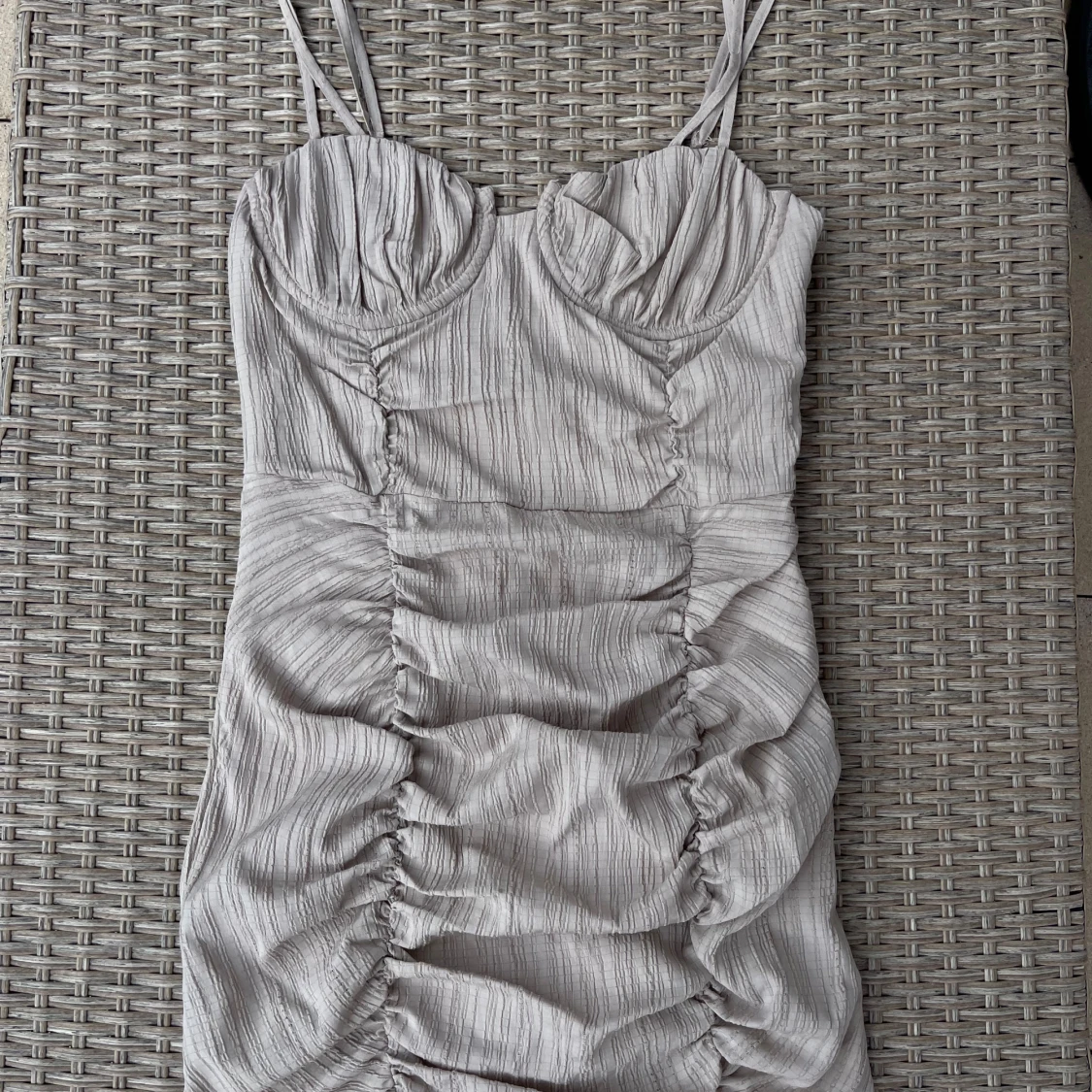 Beige tight klänning - 92