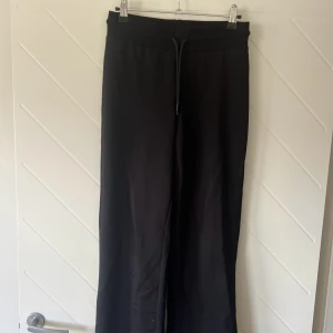 Low Waits mjukisar - Säljer ett par helt nya lågmidjade mjukisbyxor/mjukis leggings från lager157. Aldrig använda och super sköna, men köpte fel storlek. 
