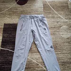 Adidas tränings byxa - Adidas tränings byxa. Storlek M. Använd bara en gång