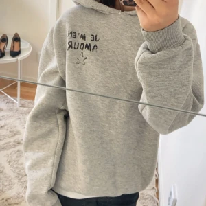 Ginatricot hoodie - Säljer min gina hoodie då den inte kommer till användning längre. Den är skit snygg och i nyskick dock så har en grej på snöret låssnat 💕