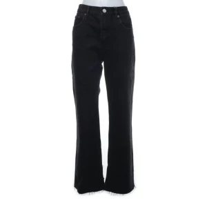 Svarta bootcut jeans - Säljer ett par snygga svarta bootcut jeans. De har en klassisk femficksdesign och stängs med en knapp och dragkedja. Perfekta för både vardag och fest!
