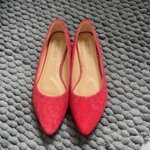 Snygga ballerina!!  - Otroligt snygga röda glansiga  ballerina skor med lite detaljer. Storlek 38, som nya!  Köparen står för frakt, hör av dig om frågor! ❤️