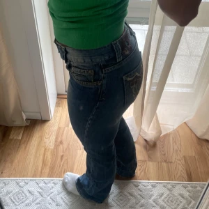 Vintage bootcut jeans  - Jeans med låg midja  Bootcut   (Litet hål vid rumpan😳) Midjemått 29  Inga andra mått går att hitta på byxorna  Passar en xxs xs❤️ Vet ej om hålet går att sy igen 🧵🪡