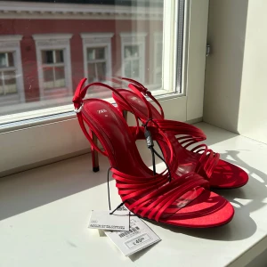 Röda klackskor - Helt nya röda klackskor från Zara med prislappen kvar✨ storleken 40❣️ ordinarie pris 499kr mitt pris 250kr✨